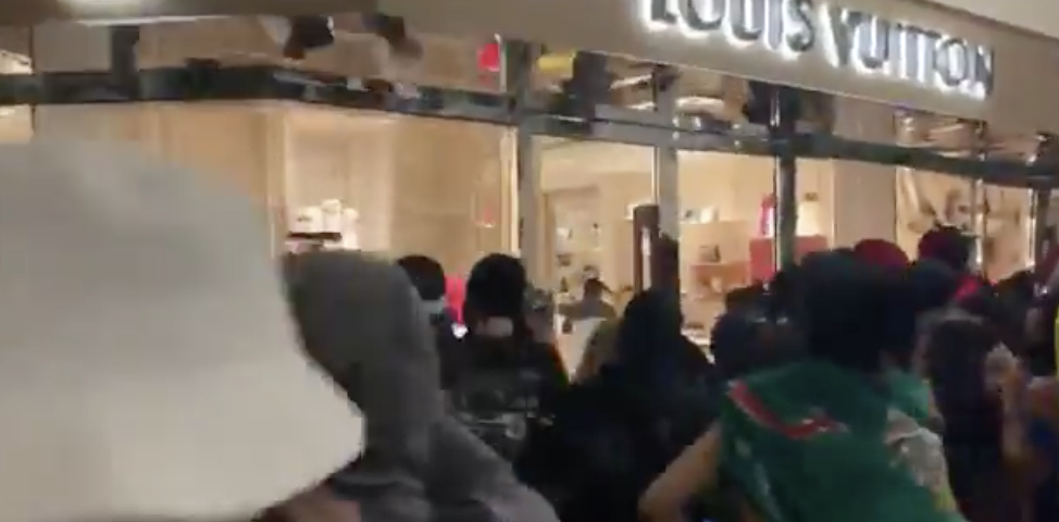 Destruyen tienda de Louis Vuitton en Portland durante disturbios y saqueos - Club de Venezolanos